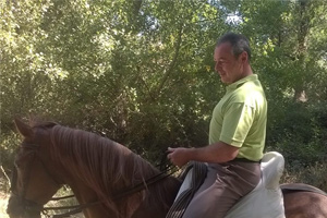 Grupo disfrutando de un paseo a caballo